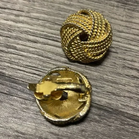 Crown Trifari Gold clip on Earrings/Crown Trifari Gold Swirl Earrings - Picture 8 of 8